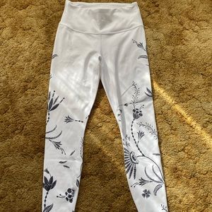 NWOT Athleta | white floral leggings